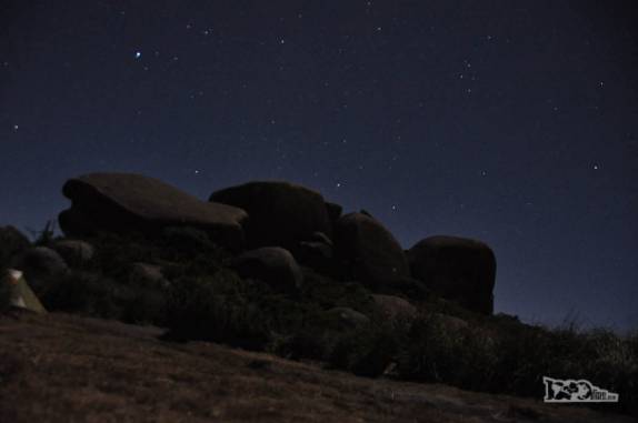 O Castelo do Açu iluminado pela lua e pelas estrelas, no Parque Nacional da Serra dos Órgãos, no Rio de Janeiro